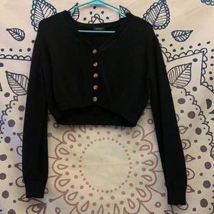 Great crop sweater! It’s in like new condition! I just am downsizing my closet!!